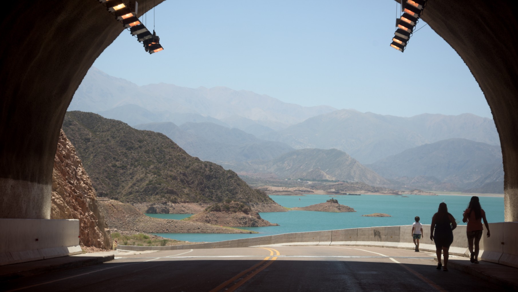 El gobierno firmó contrato con una de las empresas adjudicadas en el proyecto del Perilago